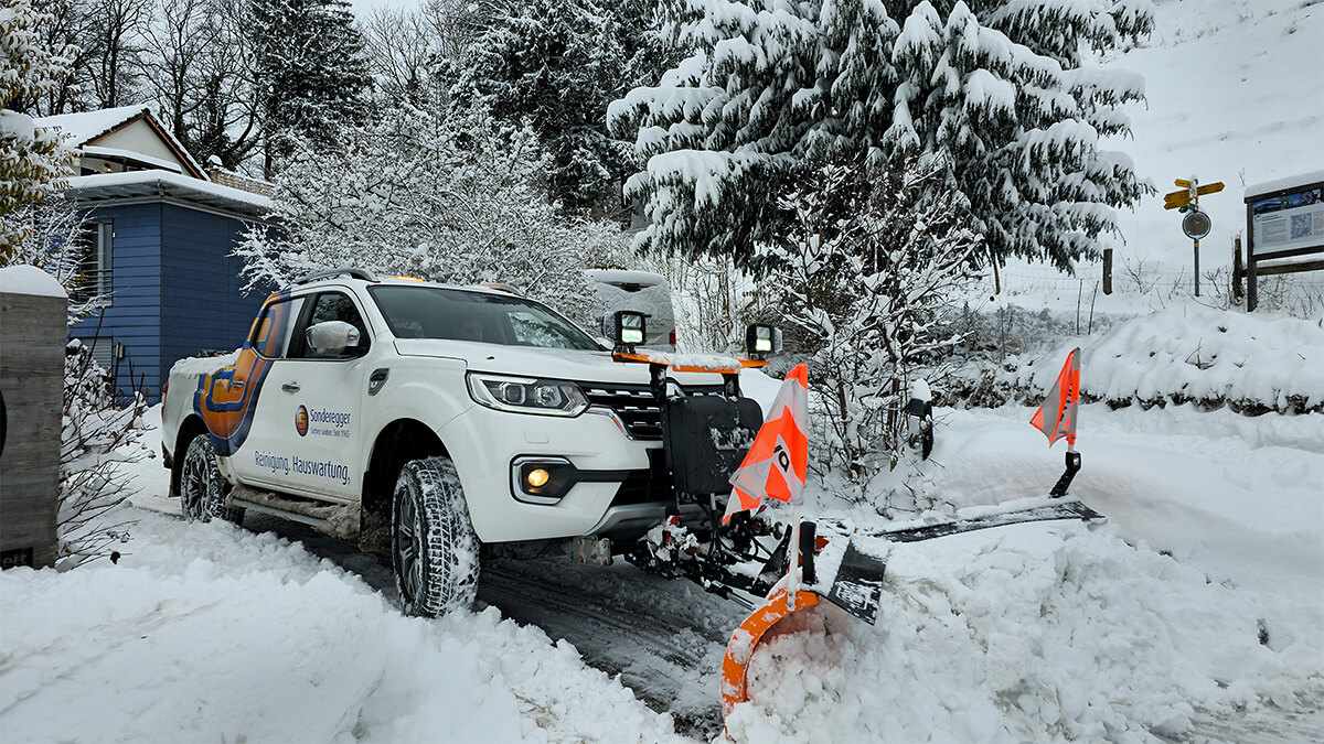 Winterdienst verschneite Einfahrt