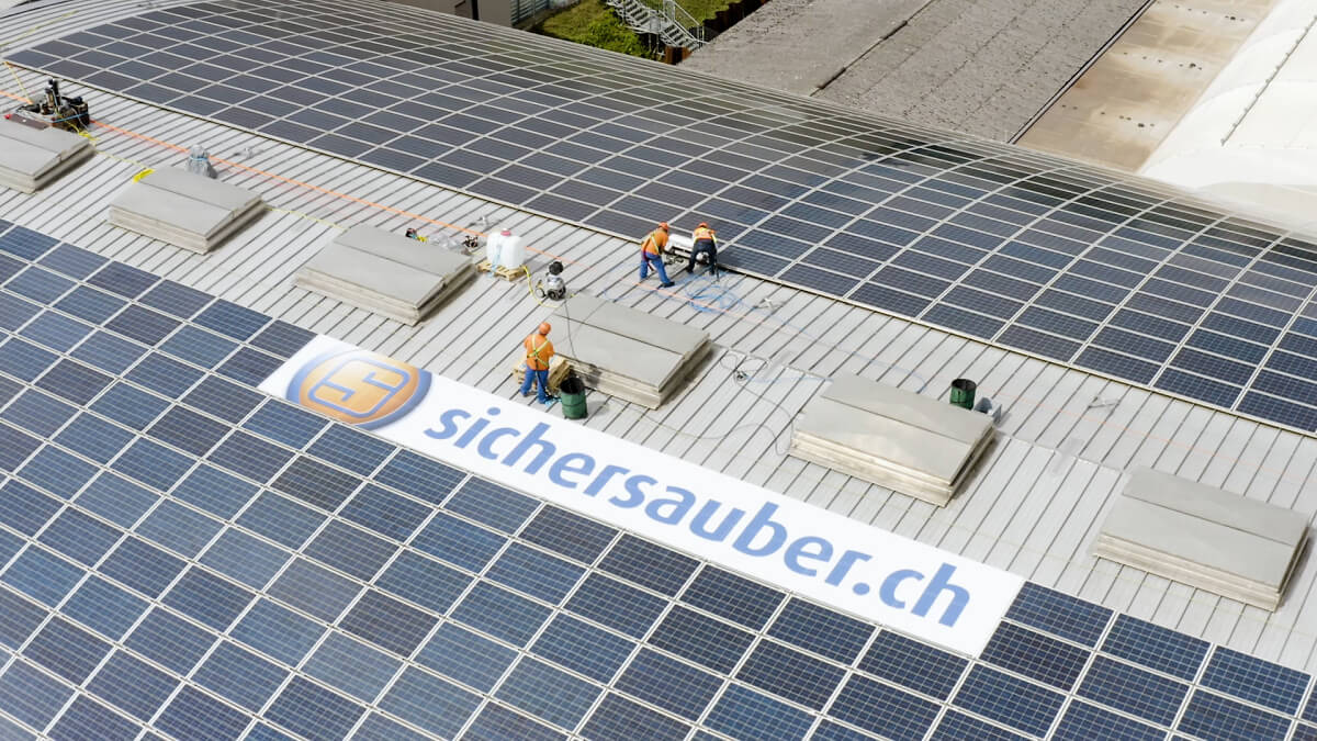 Sichere und gründliche Reinigung von Solarmodulen