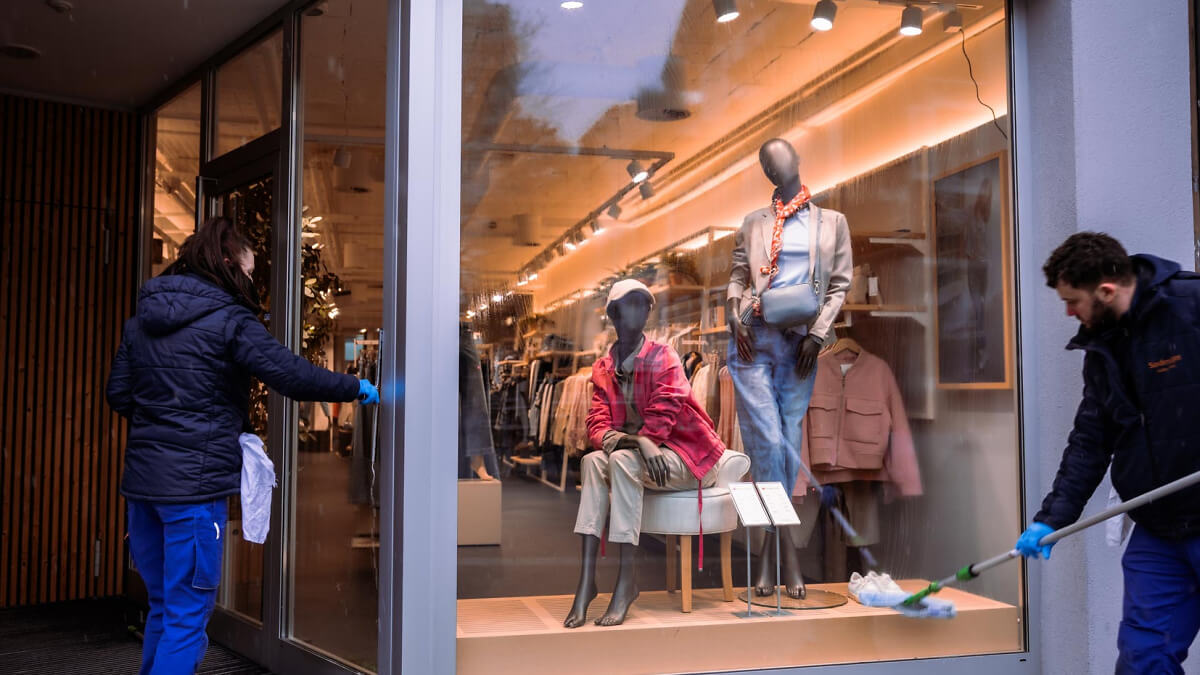 Reinigung von Shop-Verglasungen