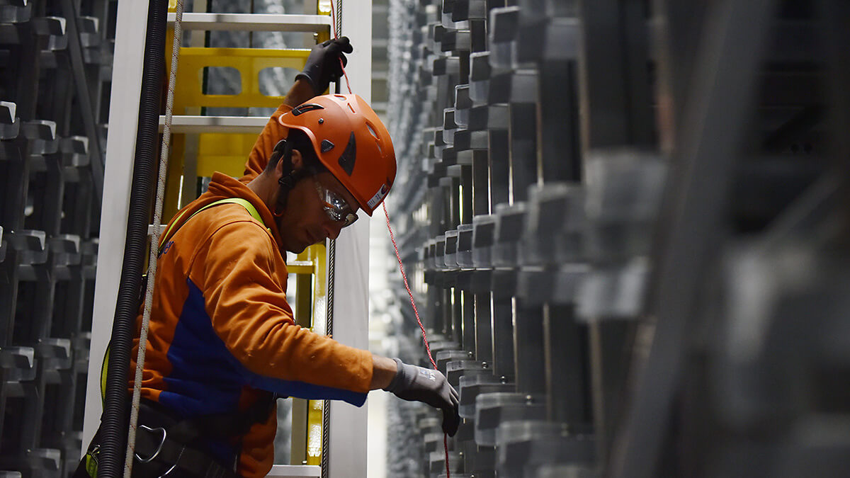 Gebäudereinigung Hochregallager