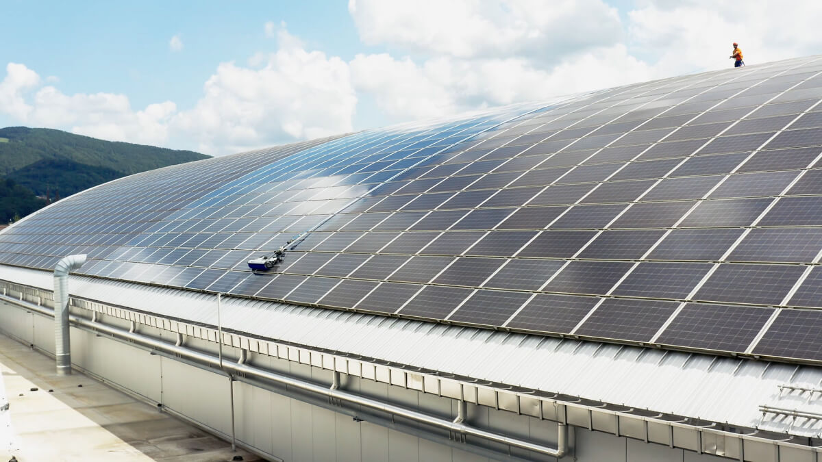 Nachhaltige Sauberkeit für grosse Solaranlagen
